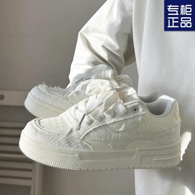 2025 новая весна и осень взрыв супер огонь толстая подошва увеличение роста маленькие белые туфли женские маффины женская обувь повседневная спортивная обувь для скейтборда