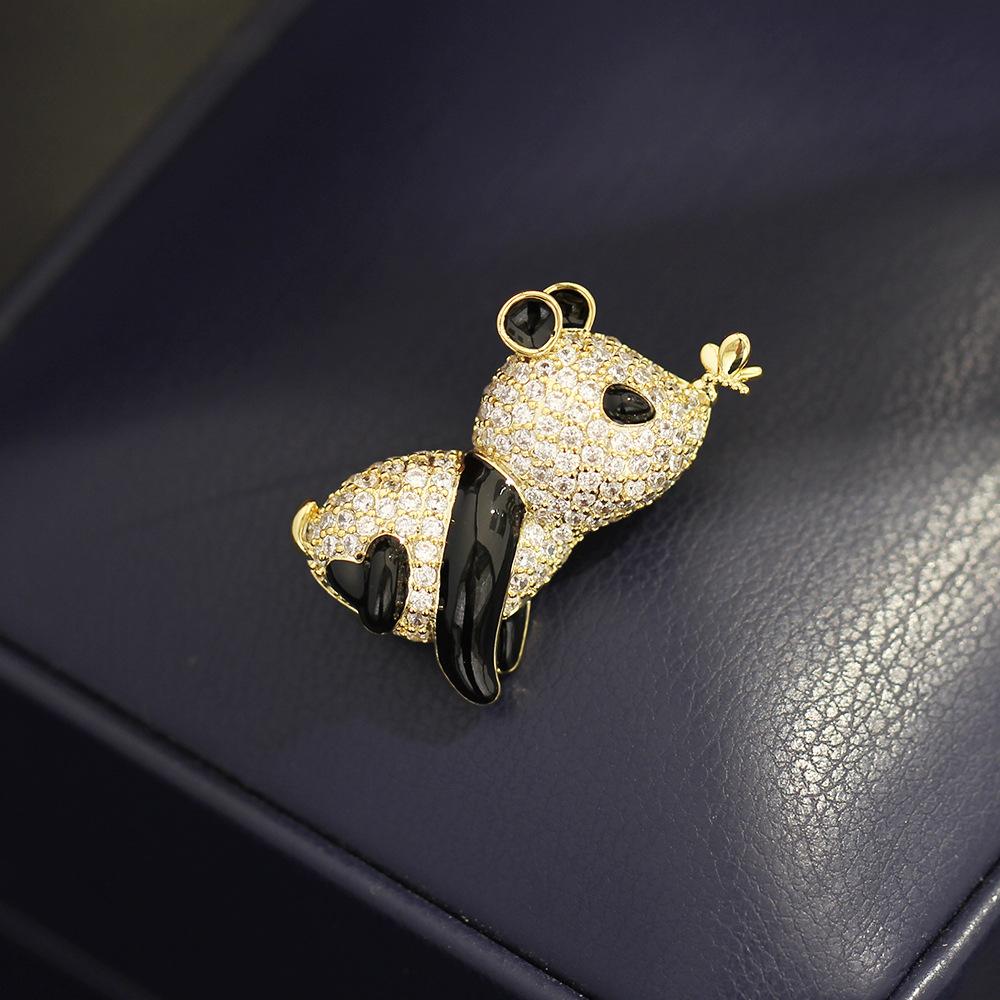 Cute micro-inlaid zircon dripping panda brooch, simple temperament gold-plated animal pin, men's and women's accessories, small collar pin.