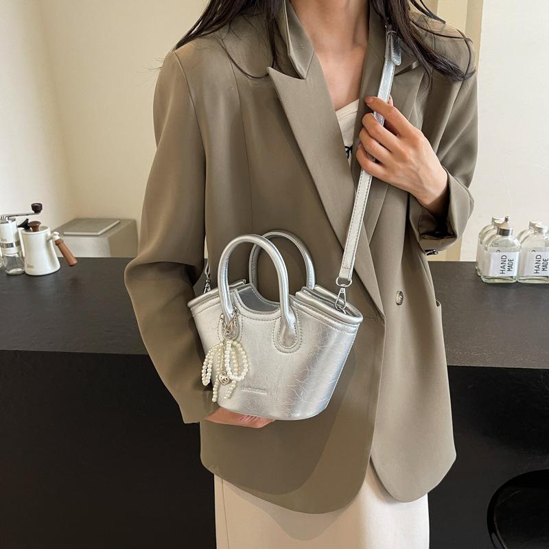 Корейская версия сумки женская 2024 новая мода простая сумка-ведро нишевый дизайн универсальная сумка-мессенджер