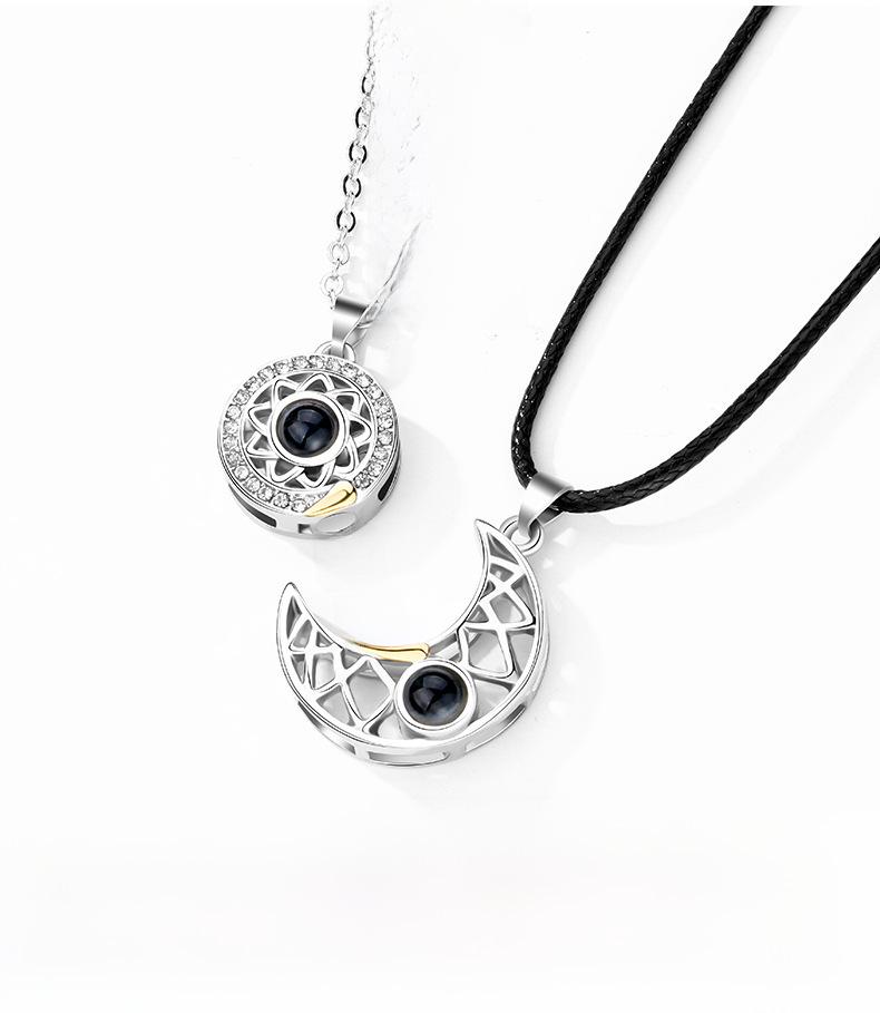 Комплект ожерелий с магнитами для пары «Солнце и Луна» с проекцией на 100 языках