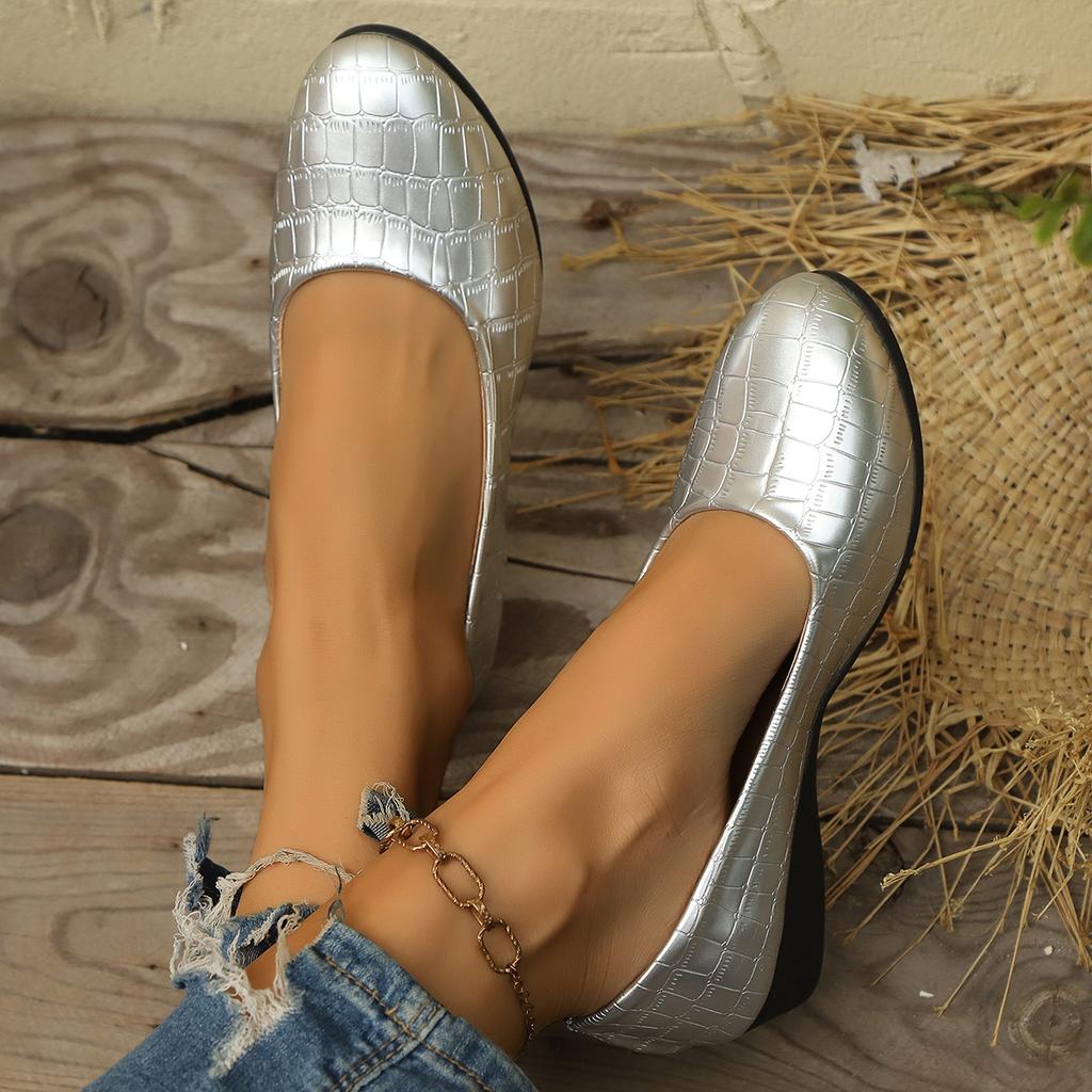Fashion Large Size Casual Flat Bean Shoes 2025 New Round Toe Shoes for Women Soft Sole Outside To Wear Shallow Mouth Single Shoes Women