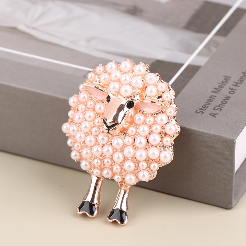 Брошь в виде мультяшного животного, инкрустированная жемчугом, милая овечка, брошь из сплава, подарок