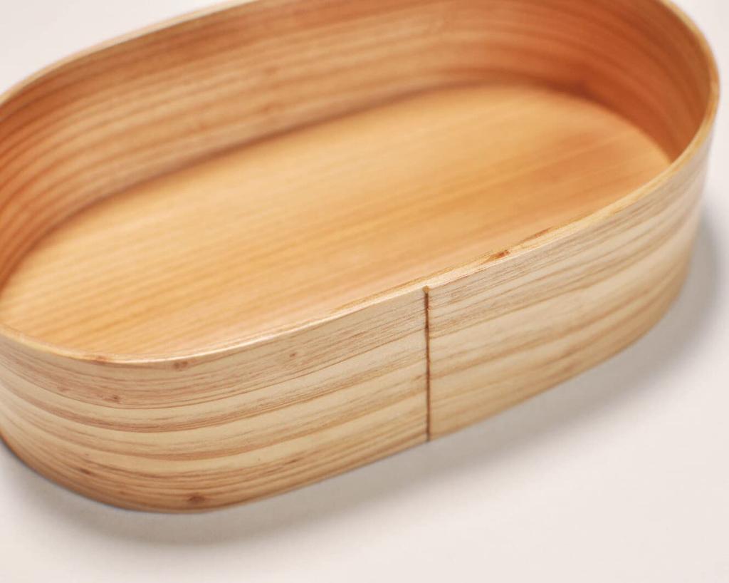 Сделано в Японии с использованием только тщательно отобранной древесины для безопасного и высококачественного ланч-бокса.. Этот круглый контейнер бэнто объемом 630 мл (диаметр 14,5 см x высота 6,2 см)