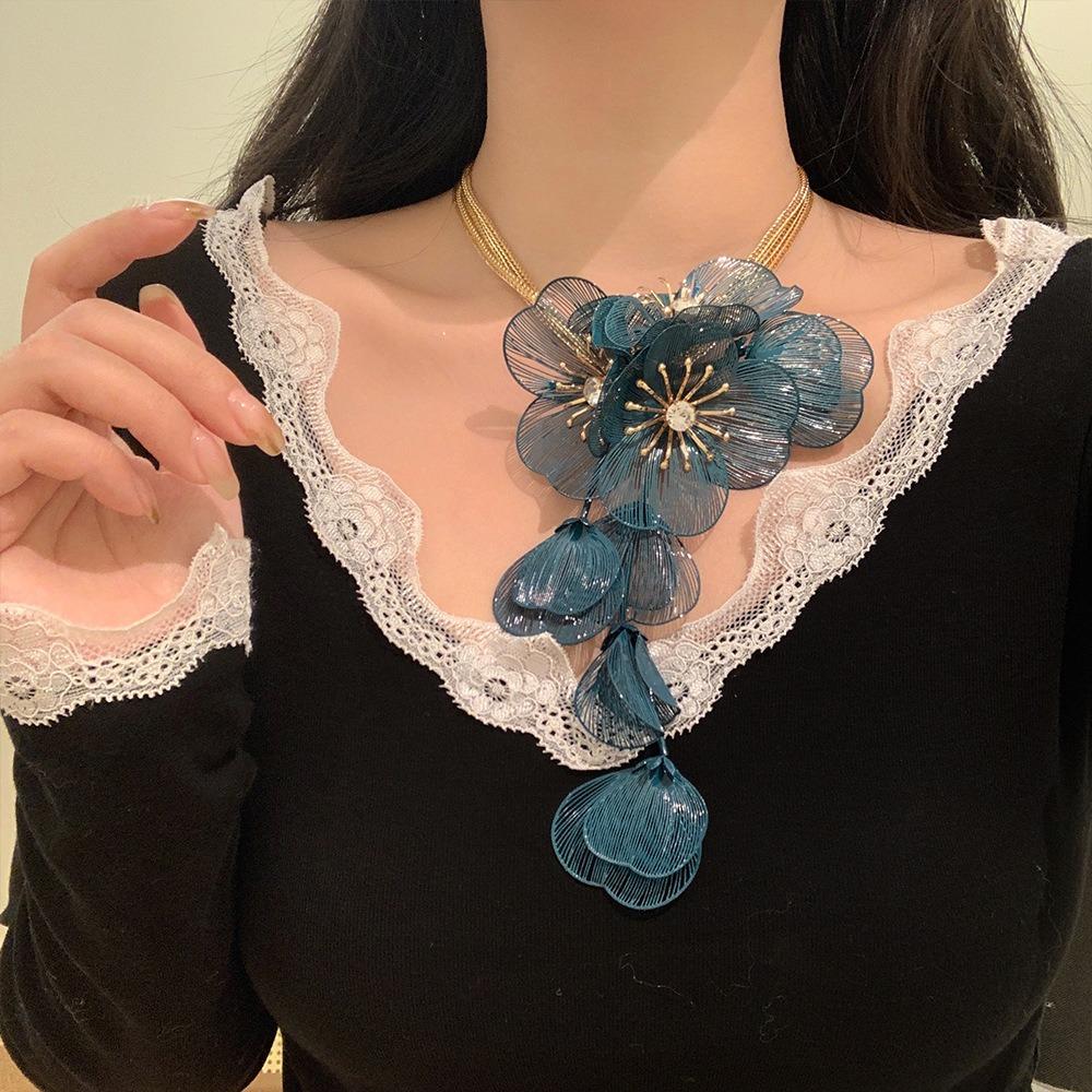Luxury Cutout Flower Neck Pendant Zinc Zinc Alloy Floral Tassel Necklace Exaggerated Flower Necklace Girls
