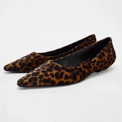 Женские туфли TRAF с анималистичным принтом на низком квадратном каблуке, сексуальные туфли с заостренным носком и неглубоким вырезом, модные женские туфли с леопардовым принтом на осень 2024 г.