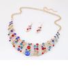 Серьги и ожерелье со стразами и яркими камнями
