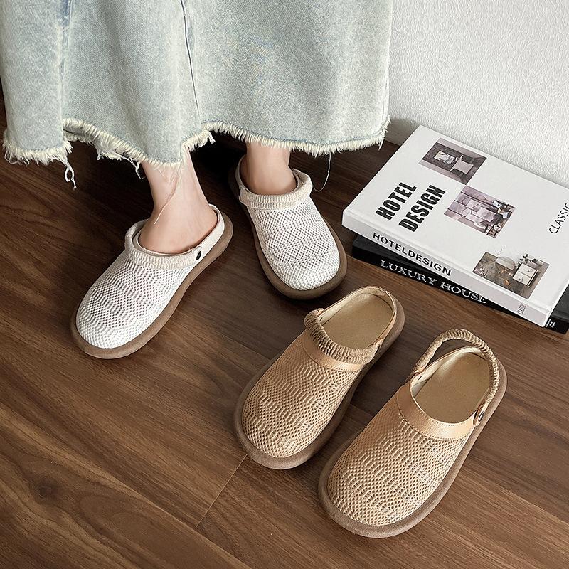 Женщины носят сандалии, одну туфлю и две туфельки-мешки на мягкой подошве и полутапочки, а также дышащую сетчатую обувь с одним отверстием для педали.