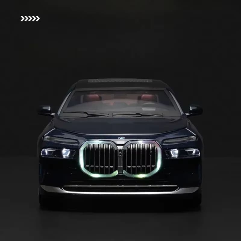 Трендовая симуляция 1:24 BMW I7 G70 Модель легкосплавного автомобиля с коробкой для демонстрации коллекции Миниатюрный автомобиль для дома Декоративные украшения Детские игрушки Мужской автомобиль Подарок