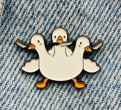 Новая эмалированная булавка, забавный гусь/гуси с ножом, металлический разъем, подарок на день рождения, 1 шт.