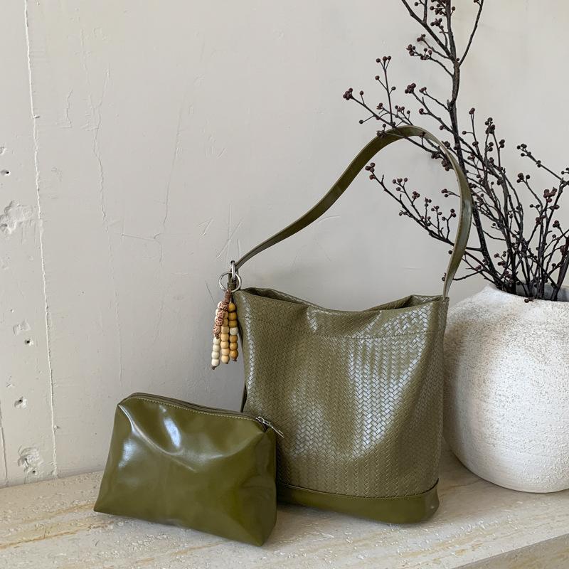 Ретро сумка большой вместимости для通勤, женская 2025 новая повседневная универсальная сумка на плечо, премиальная сумка-мессенджер, сумка-ведро