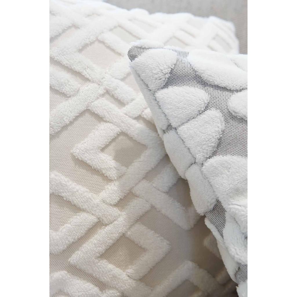 Набор из 2 чехлов на тафтинговые подушки с вышивкой и перфорацией 43*43 см - классический