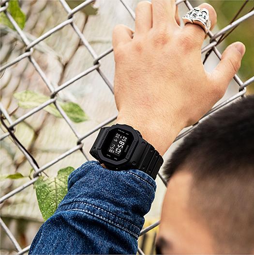 Casio Мужские кварцевые часы с resin-корпусом, водозащитой 200 м, ударопрочностью, будильником DW-5600BB-1