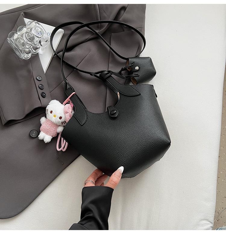 2025 New Spring and Summer Women's Bucket Bag Versatile Classic Vegetable Basket Premium Texture Niche Women's Bag Handbag Bag