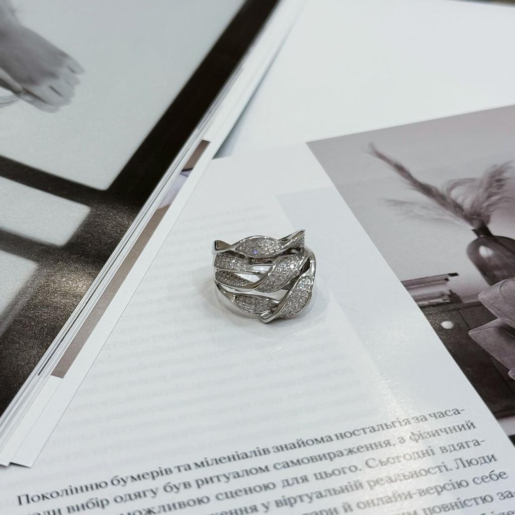 Серебряное кольцо с фианитами, емаллю, вес изделия 9,85 гр (2175254)