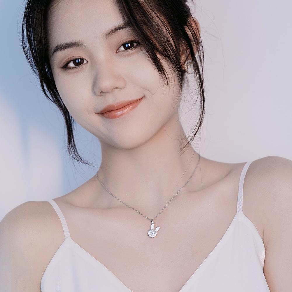 Милое вращающееся ожерелье с подвеской в виде кролика, нишевый дизайн, цепочка на ключицу, высокочувственный подарок богини на праздник, ювелирные изделия из титана.