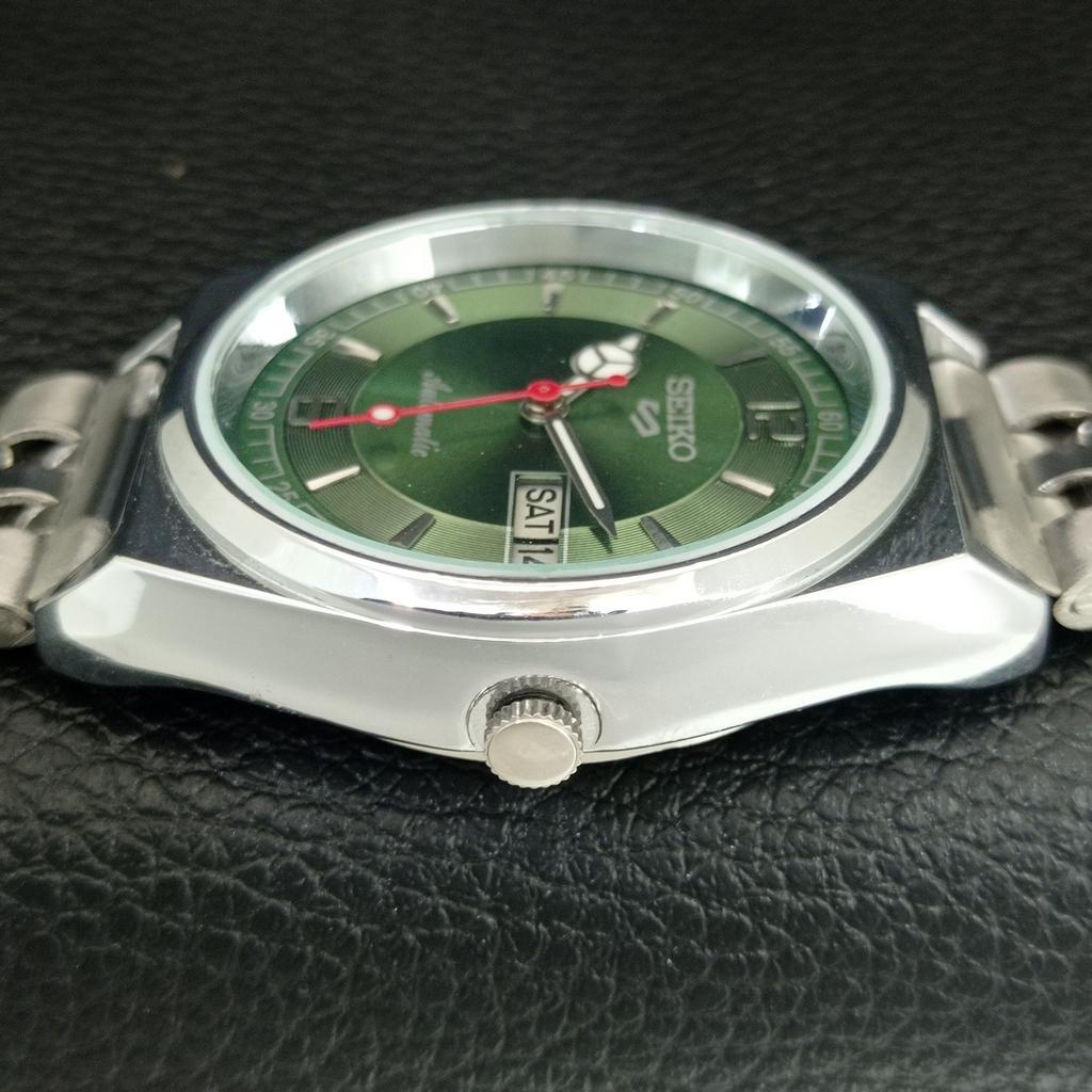 ЯПОНСКИЕ ВИНТАЖНЫЕ ОТРЕМОНТИРОВАННЫЕ АВТОМАТИЧЕСКИЕ МУЖСКИЕ ЧАСЫ SEIKO 5 С ЗЕЛЕНЫМ ЦИФЕРБЛАТОМ a444534-1