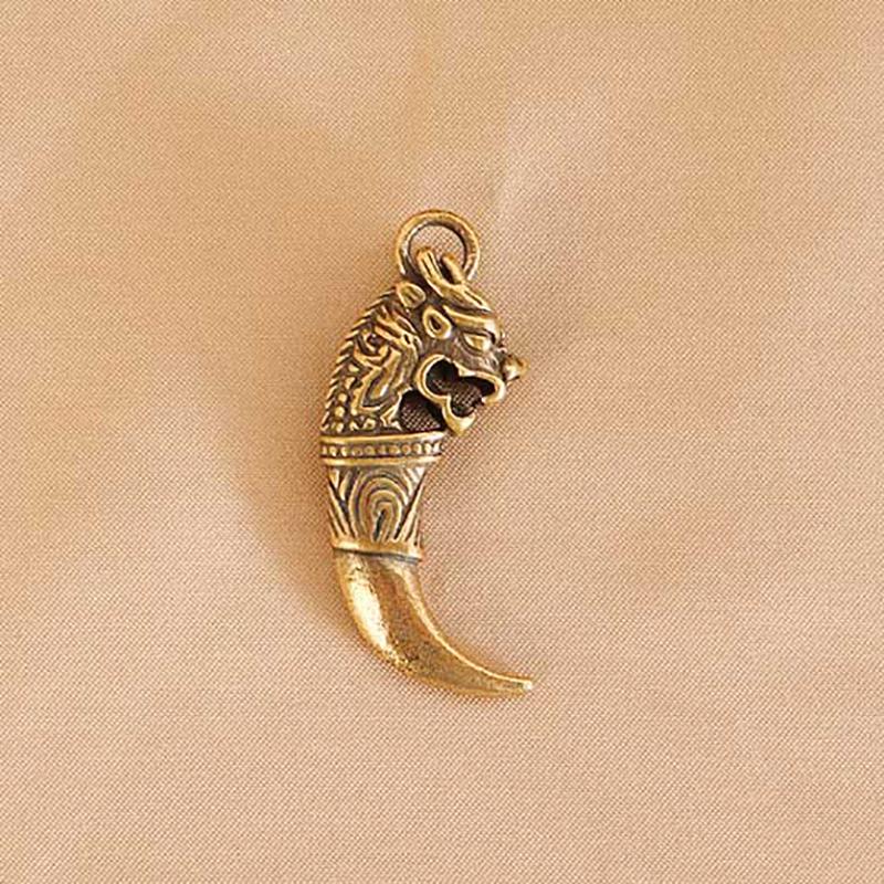 Брелок из латуни в виде зуба волка, аксессуар для мужчин и женщин, винтажное украшение, латунный брелок с изображением счастливой головы волка, кулон для автомобиля