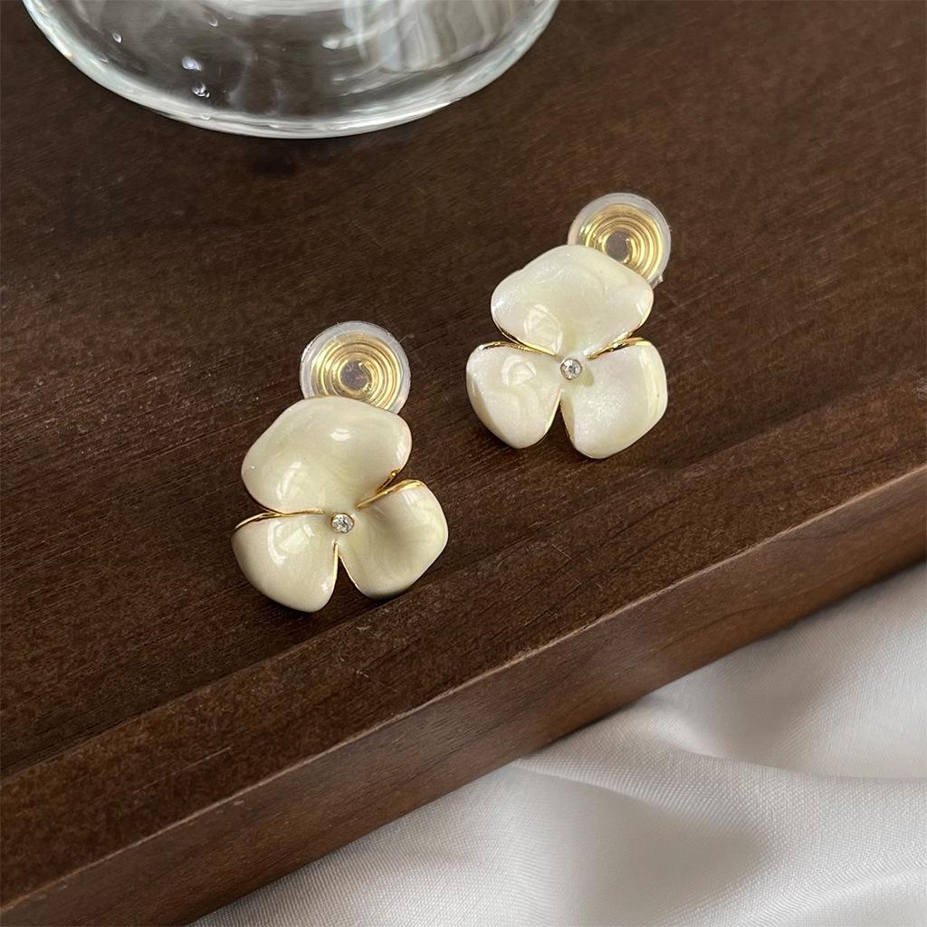 Французские ретро-клипсы для ушей Camellia: Модные серьги без проколов, высококачественный дизайн, идеально подходят для поездок на работу.