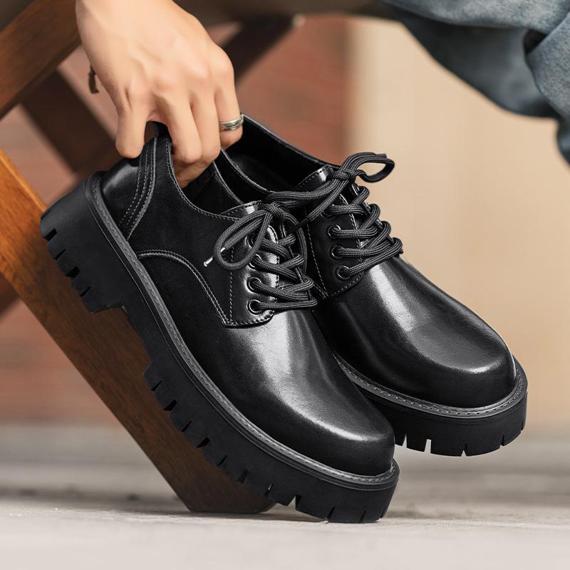 Мужские кожаные туфли на толстой подошве. Модный минималистичный дизайн. Для отдыха на природе. Модные вечерние деловые походные туфли. Черные мужские молодежные туфли.