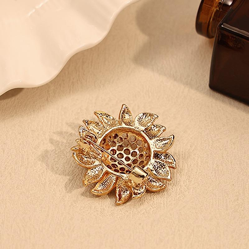 A Niche High-end Sunflower Bee Studded Diamond Brooch Adds a Romantic Atmosphere To The Design Lighting Up Sunny Outfits