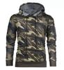 Мужской флисовый пуловер с капюшоном камуфляжной расцветки, приталенного силуэта