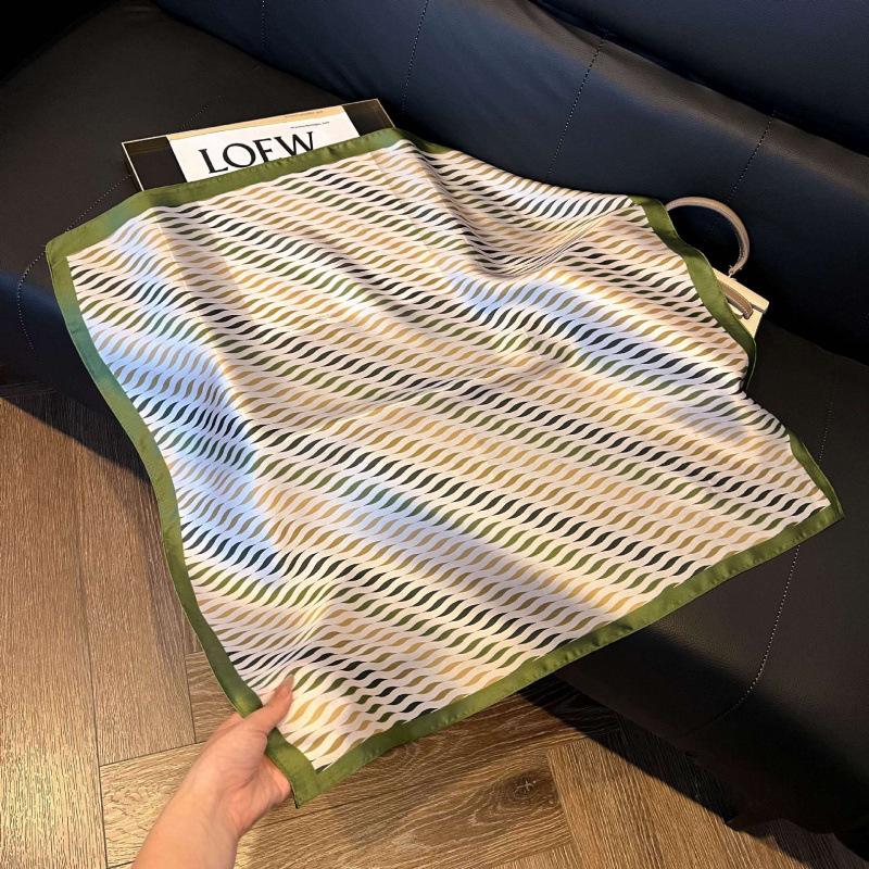 Retro silk scarves for women's new high-end accessories, neck small square scarf, scarf waist, fashionable and versatile, and gifts can be given.