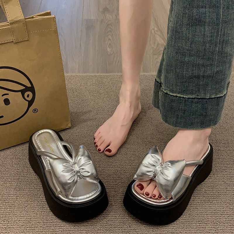 Нежный сказочный ветер бант толстая подошва увеличивающая рост женская верхняя одежда 2025 лето новый модный универсальный однословный крутой шлепанцы