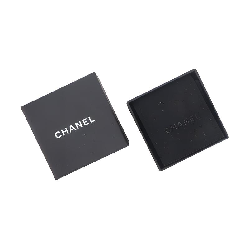 Chanel Классические серьги-гвоздики с металлическим декором 'Двойная C' из кожи ягненка, женские, черные, новый стиль, весна-лето