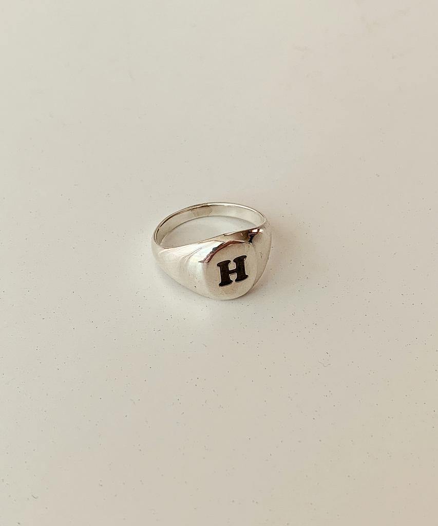 Код.H (Серебро 925 пробы) Кольцо с большой начальной буквой