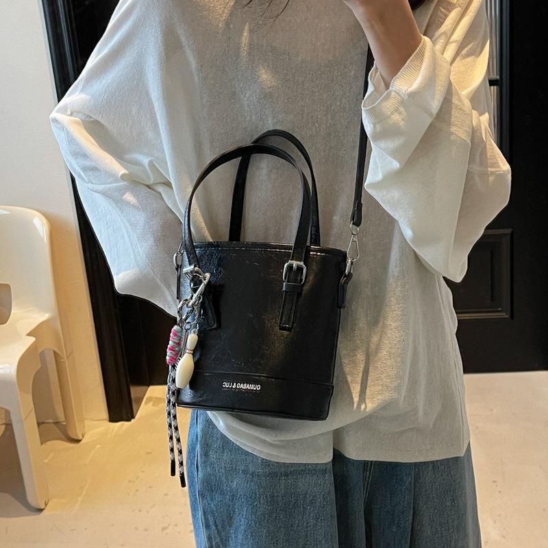Autumn and Winter Niche Design Bag Women's 2025 New Trendy and Popular Versatile Messenger Bag Casual Commuter Portable Bucket Bag