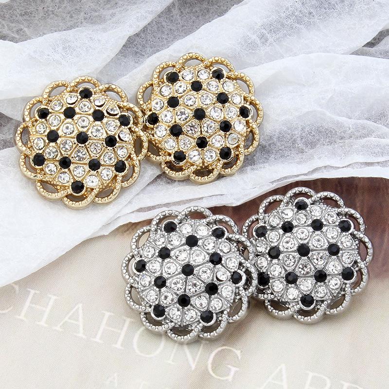 Изысканный кардиган-свитер с металлическими пуговицами и стразами