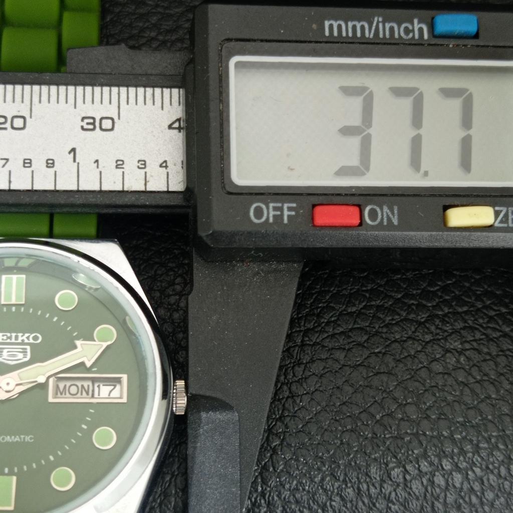 ЯПОНСКИЕ ВИНТАЖНЫЕ ОТРЕМОНТИРОВАННЫЕ АВТОМАТИЧЕСКИЕ МУЖСКИЕ ЧАСЫ SEIKO 5 С ЗЕЛЕНЫМ ЦИФЕРБЛАТОМ a444456-1