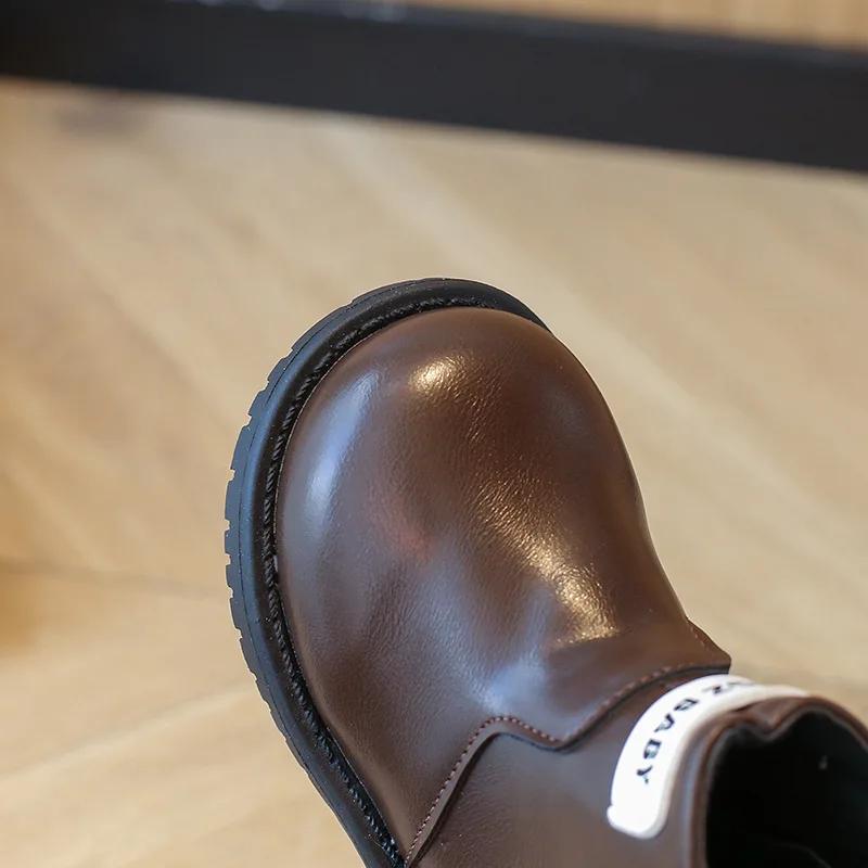 2024 Детская кожаная обувь для девочек осень-зима Новые модные британские ботинки с мягкой подошвой, нескользящие, универсальные короткие ботинки