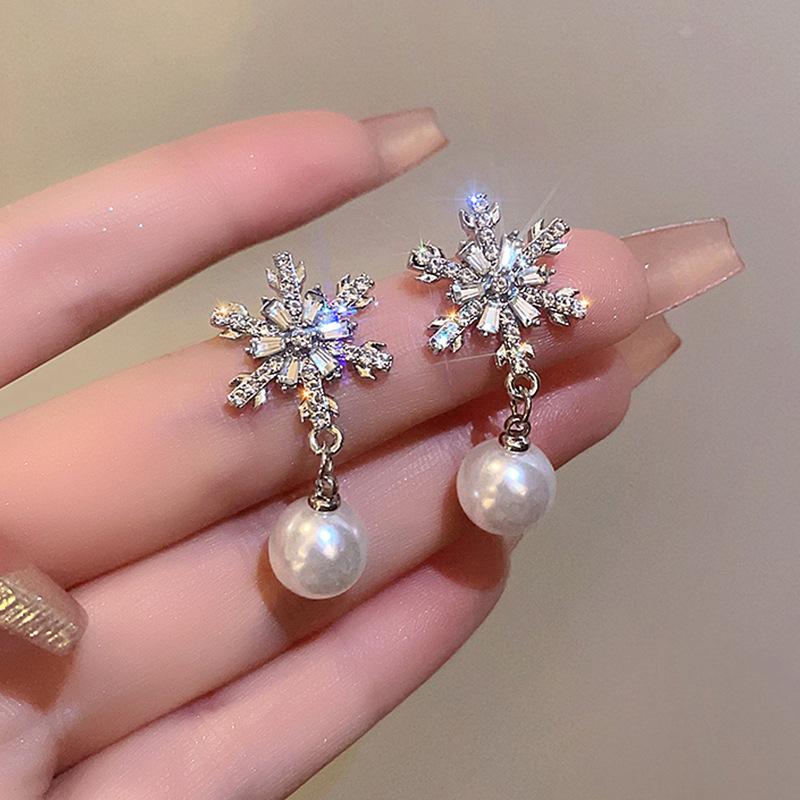 2023 High-End French Pearl Earrings: Light Luxury, Unique Design for Women