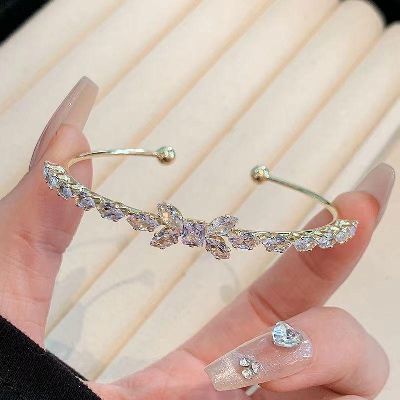 Элегантный цирконовый браслет для женщин - Роскошный, изысканный, кристальный дизайн, браслет с изысканным штрихом.