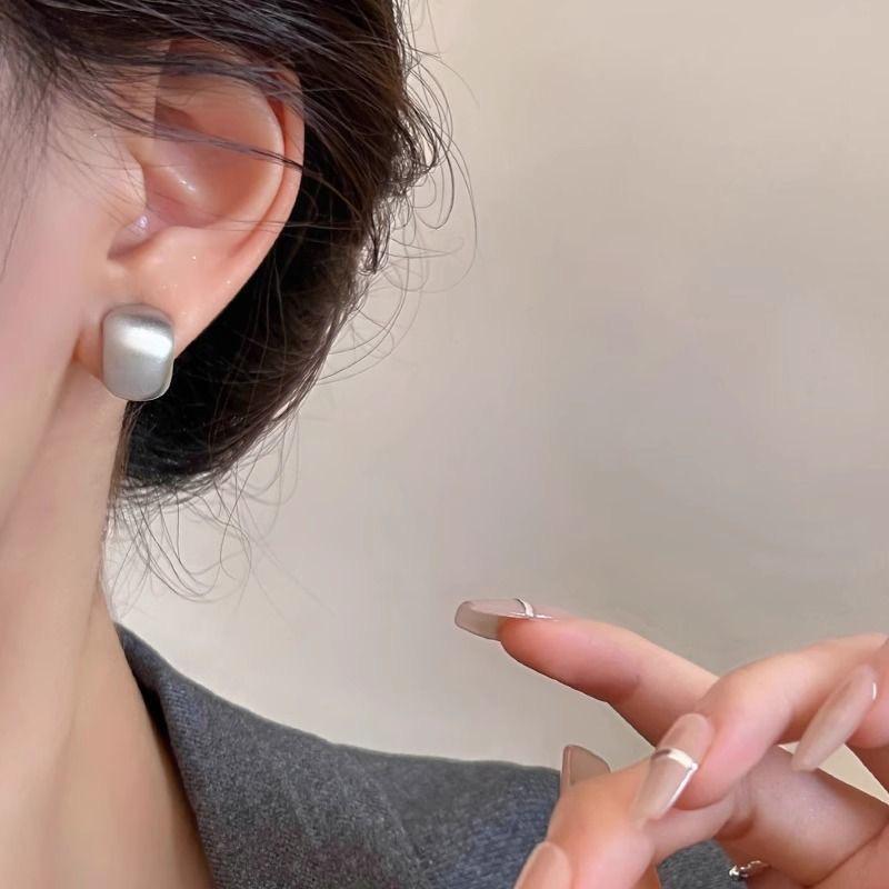 Elegant Frosted Brushed Bean Stud Earrings - French Retro Hong Kong Style, Exquisite Commuter-Friendly Ear Jewelry