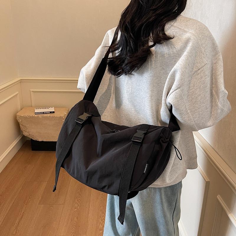 Нишевый дизайн простой однотонный 2025 повседневная весенняя мода ленивый стиль повседневная женская сумка-мессенджер для студентки колледжа