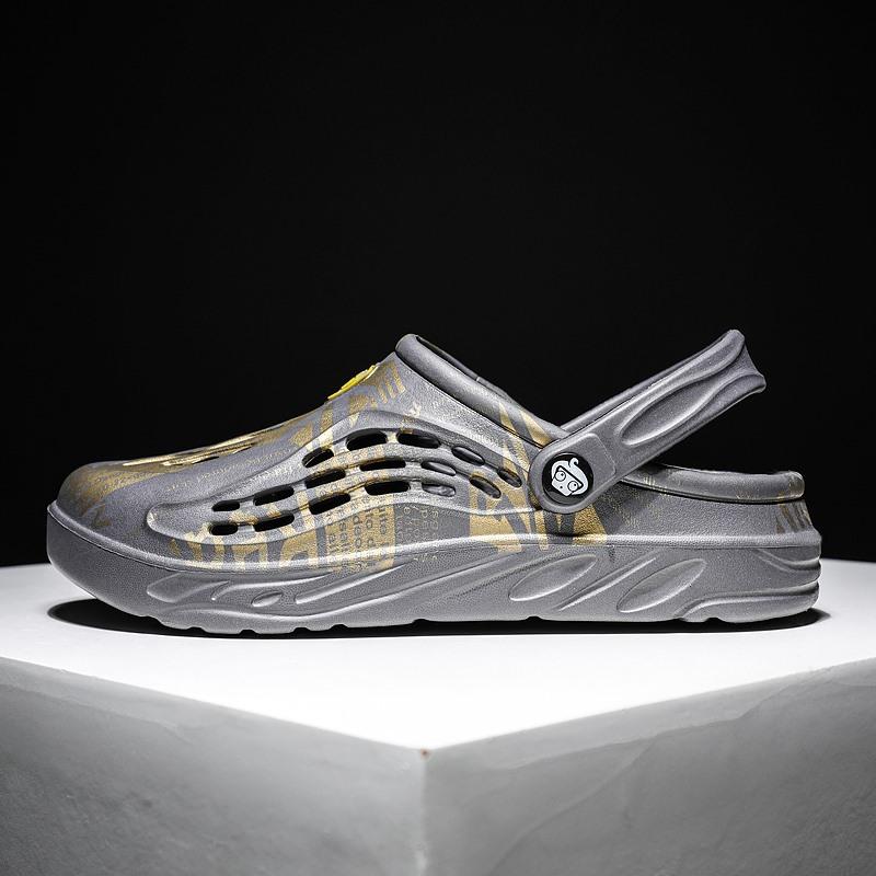 Men's hole shoes large size slippers bag head beach shoes men's trendy outdoor sandals outside slippers casual cool slippers