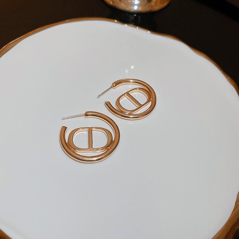 Циркониевые золотые серьги-каффы с буквой D: Женские серьги-пусеты класса люкс с универсальным нишевым дизайном.
