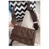 Стеганая женская сумка через плечо с ремешком в виде колонны горького коричневого цвета