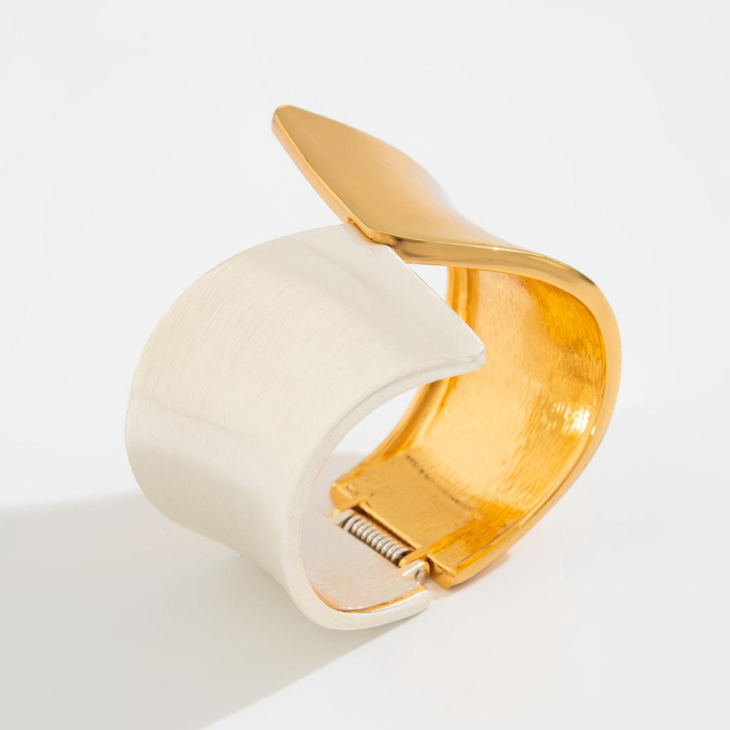 Cold Autumn and Winter Temperament Geometric Splicing Open Bracelet, Design Sense Corrugated Smooth Metal Wind Bracelet Women