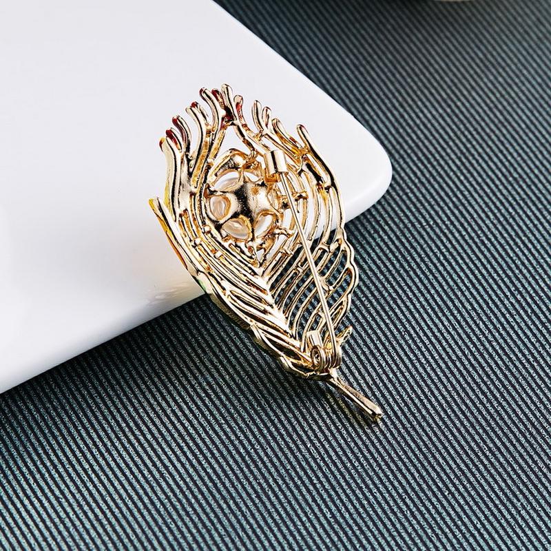 Женская эмалированная брошь "Перо" с кристаллами