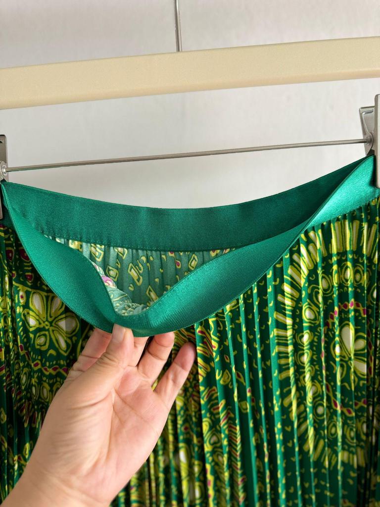 Классическая юбка-трапеция средней длины с плиссировкой и универсальным принтом для женщин