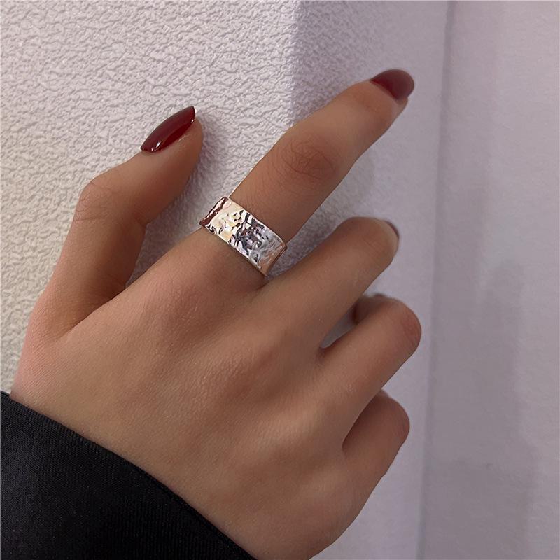 Женское высококачественное металлическое кольцо с мятой текстурой - уникальный дизайн, открытый стиль, легкая роскошь, простой, но элегантный аксессуар для широкого указательного пальца