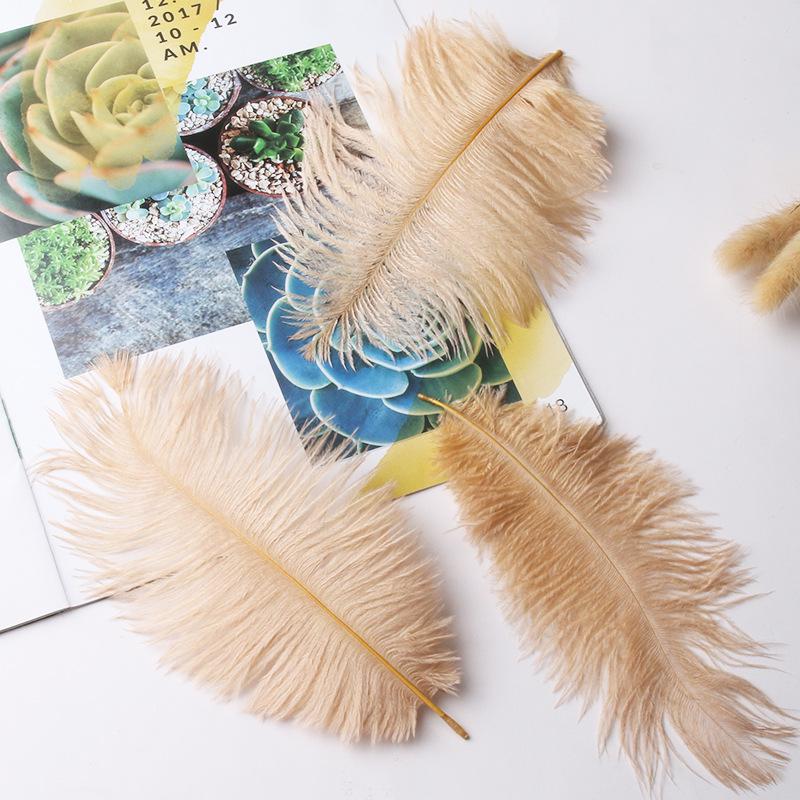 Большие страусиные перья 15-20 см для свадебных композиций и сценического реквизита