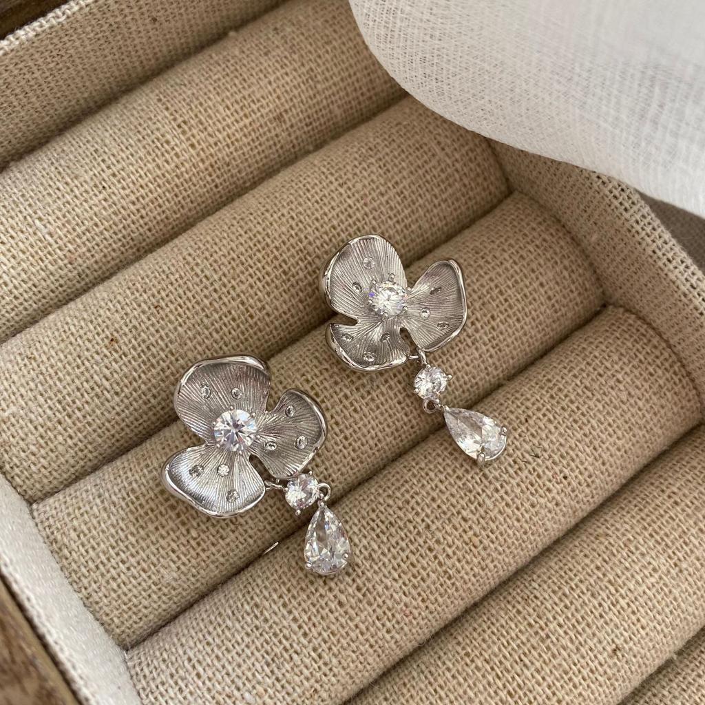 Серьги-пусеты в виде капли цветка, легкая роскошь, модный темперамент, высококлассные серьги, универсальные серьги нишевого дизайна