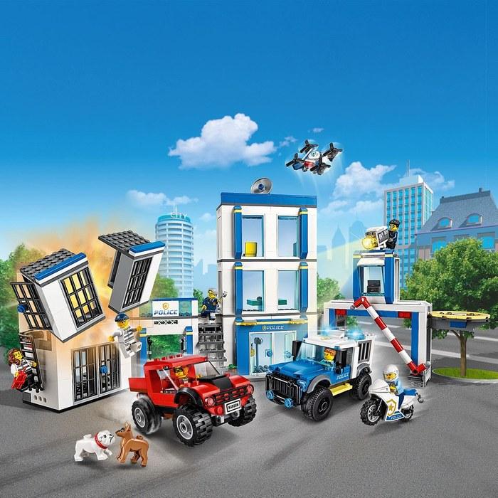 LEGO City Police Station 60246: approx. 24cm x 48cm x 15cm