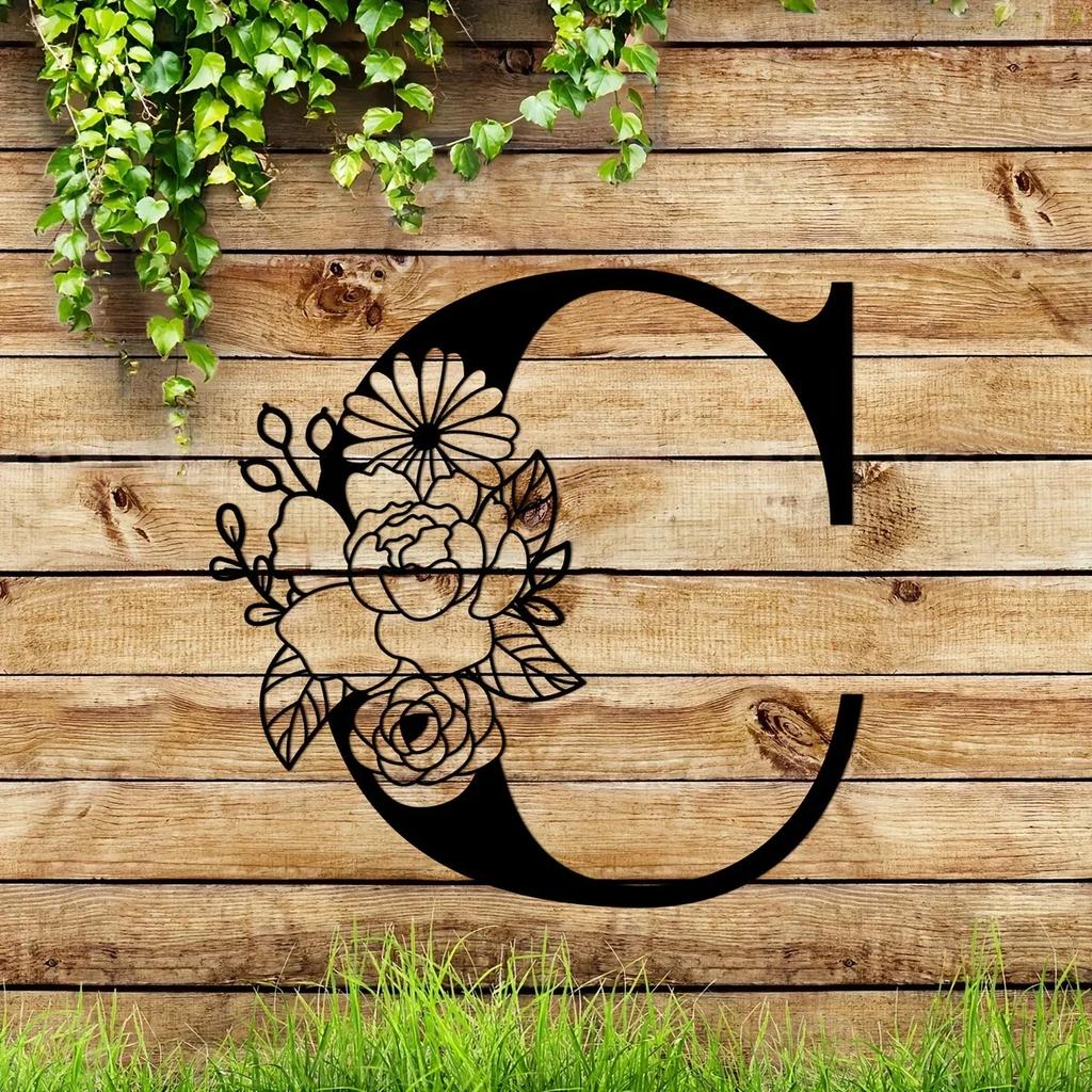 Потрясающая металлическая табличка с цветочными буквами-монограммами! Металлическое настенное искусство. Цветочный декор стен с заглавными буквами алфавита. Буквы для стен своими руками. Знак на заднем плане.