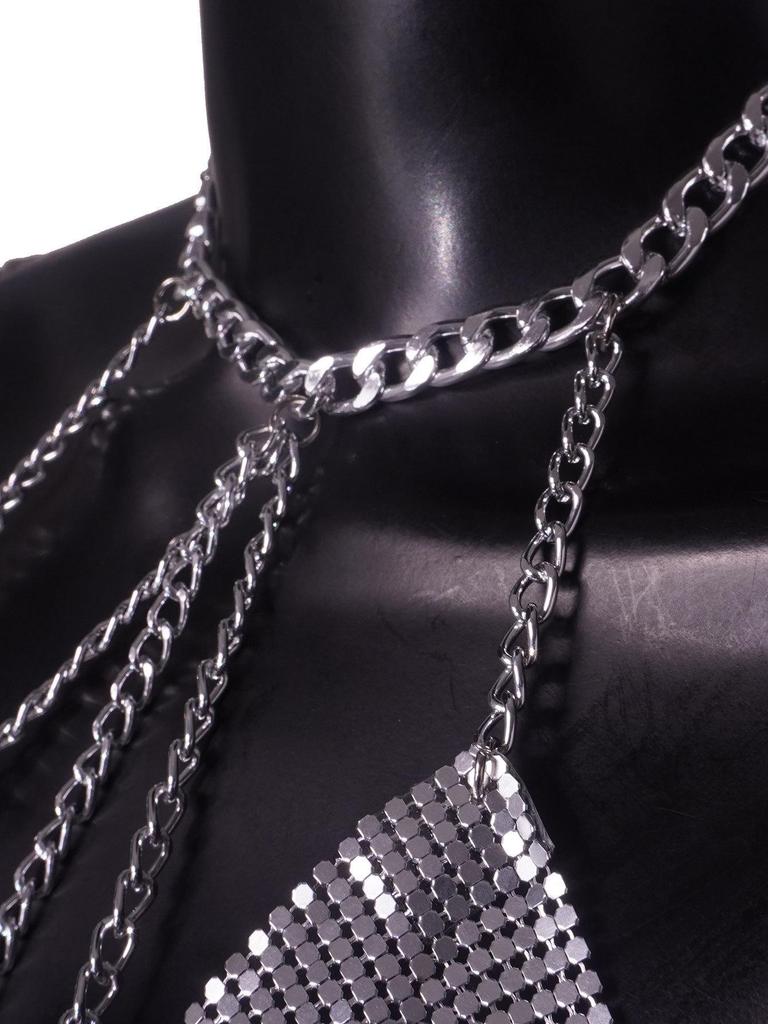 Европейский музыкальный фестиваль 2024 года. Топ-труба с металлической цепочкой и открытой спиной. Сексуальный топ