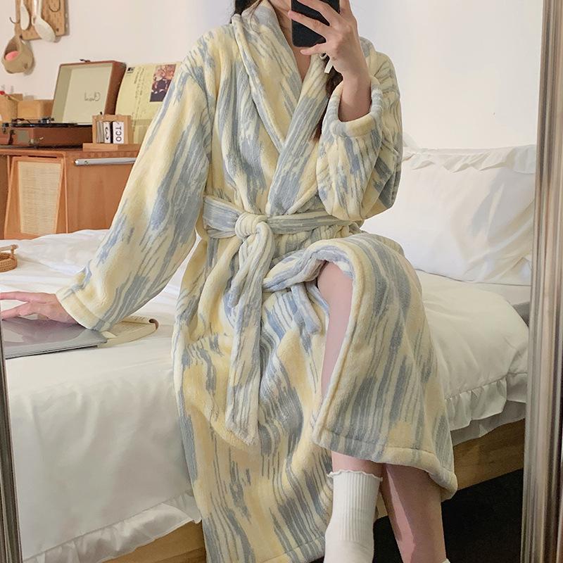 Ночная рубашка из полосатого кораллового флиса: Длинный фланелевый халат на осень и зиму